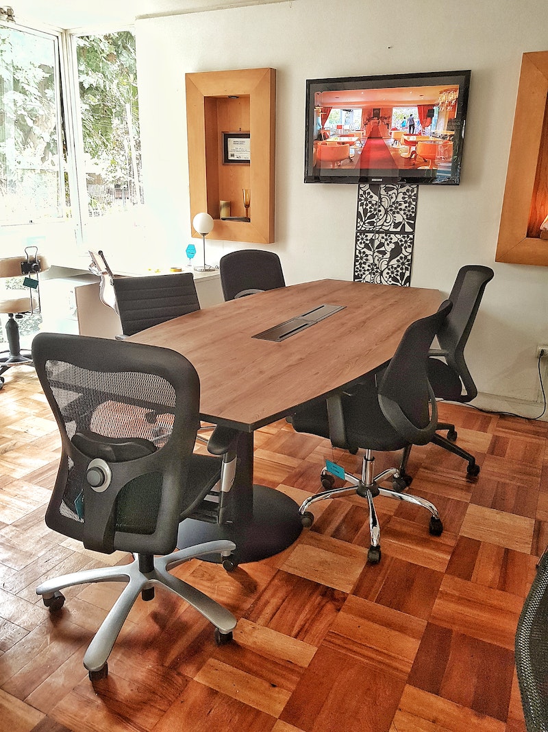 Mesa de reuniones 2.40 x 1.15 x 75H Tipo Barril