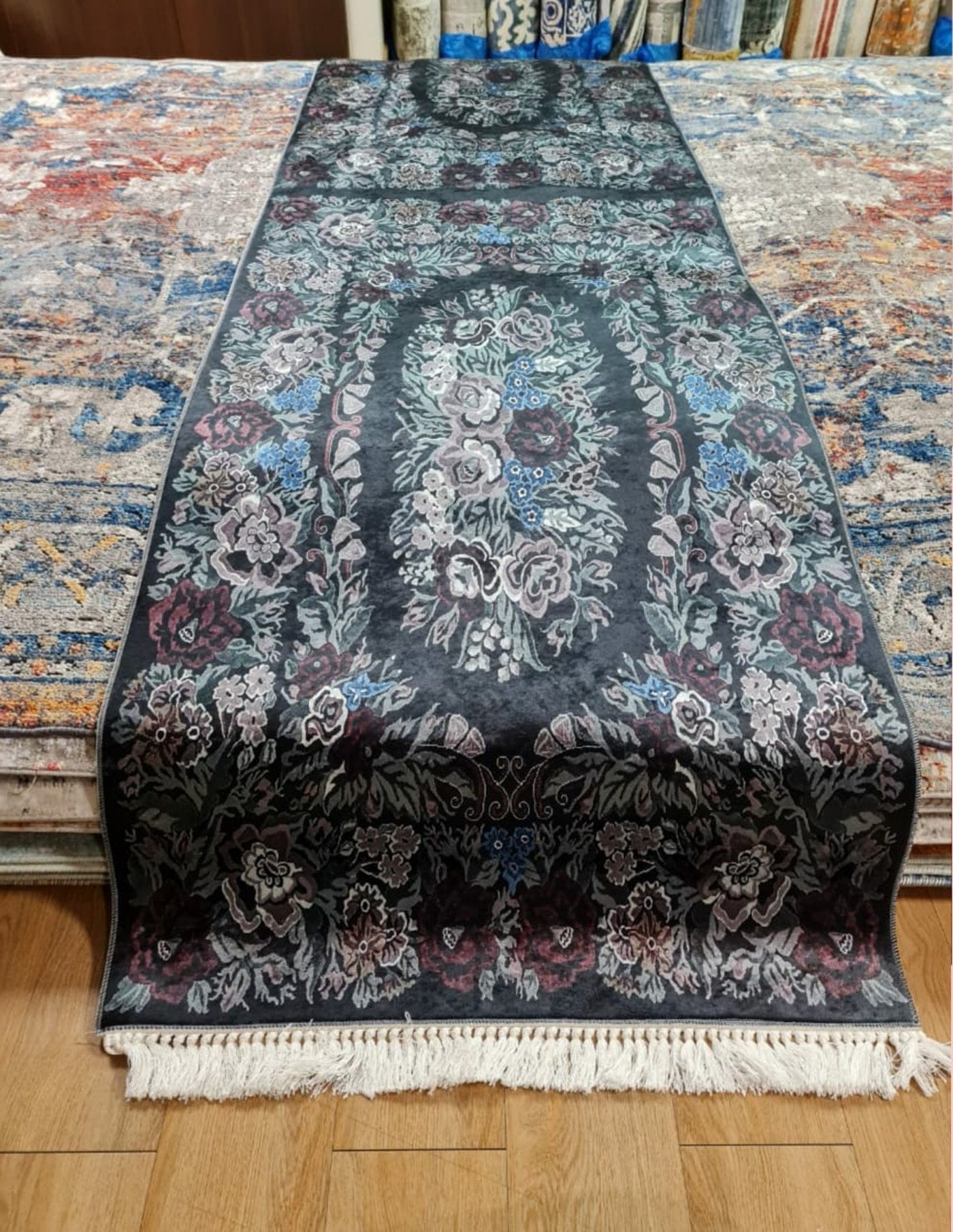 Alfombra Velvet Antideslizante Romantic Queen / 310x78.5
